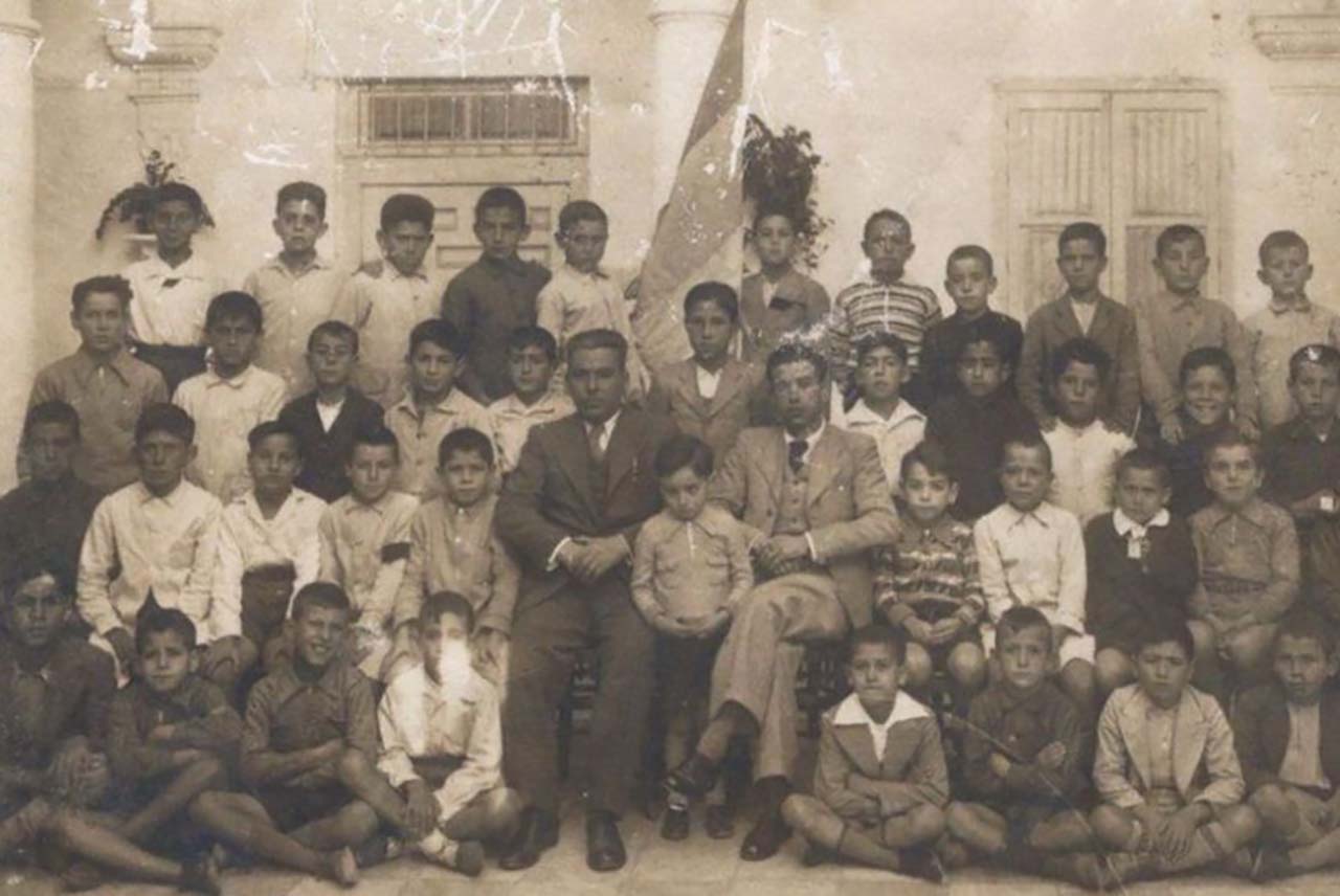 Ángel Ruiz Enciso, maestro y alcalde de Medina Sidonia, con sus alumnos